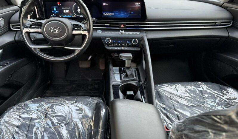 
								Hyundai ELANTRA 2022/2023 plein									